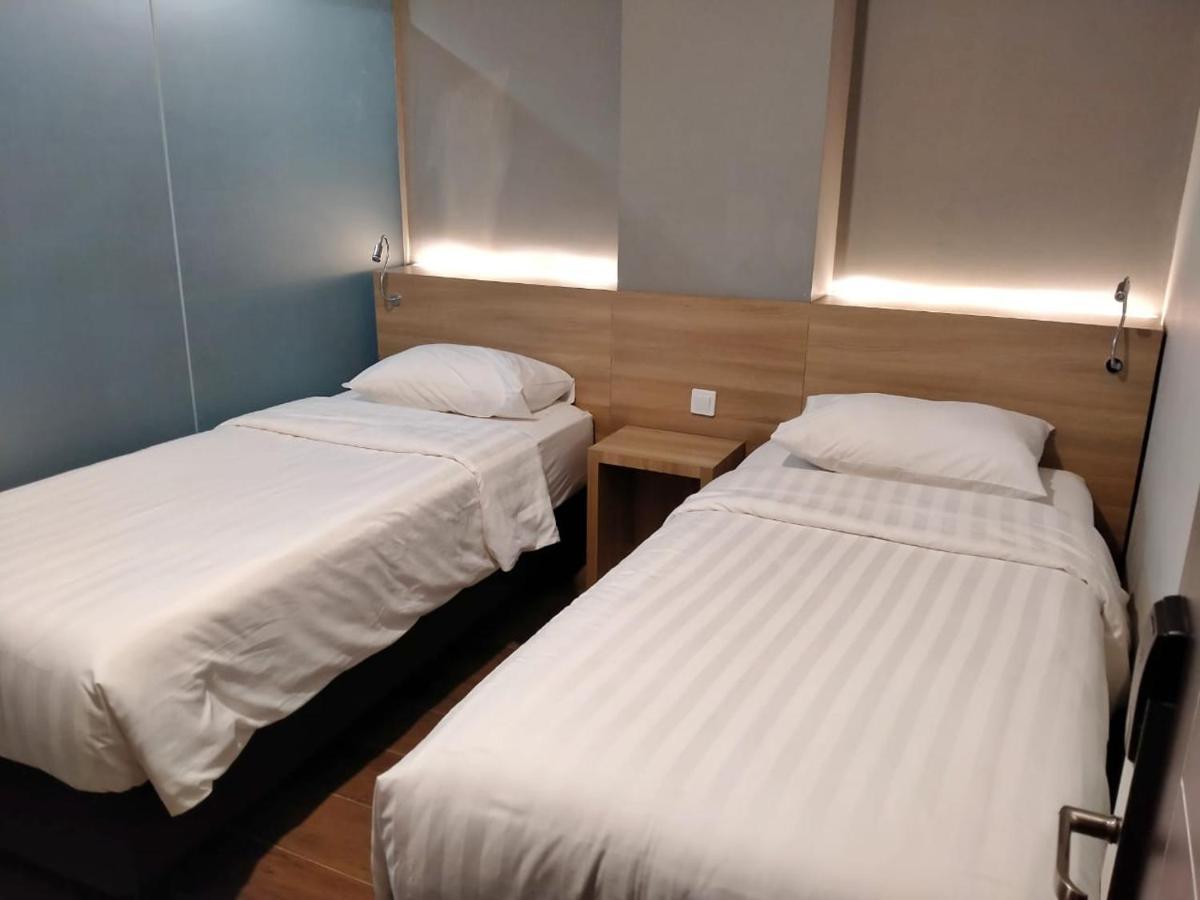Hotel Marina Airport Semarang Buitenkant foto