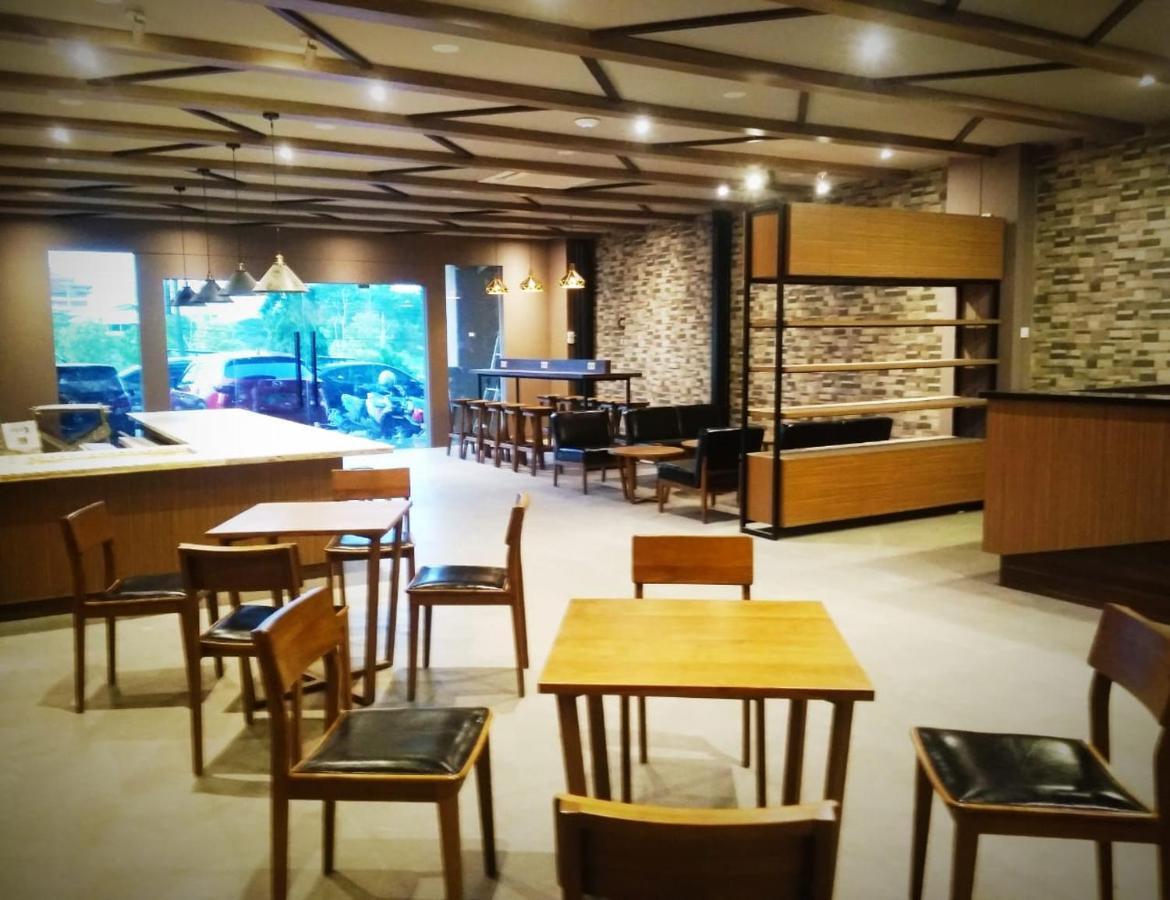 Hotel Marina Airport Semarang Buitenkant foto